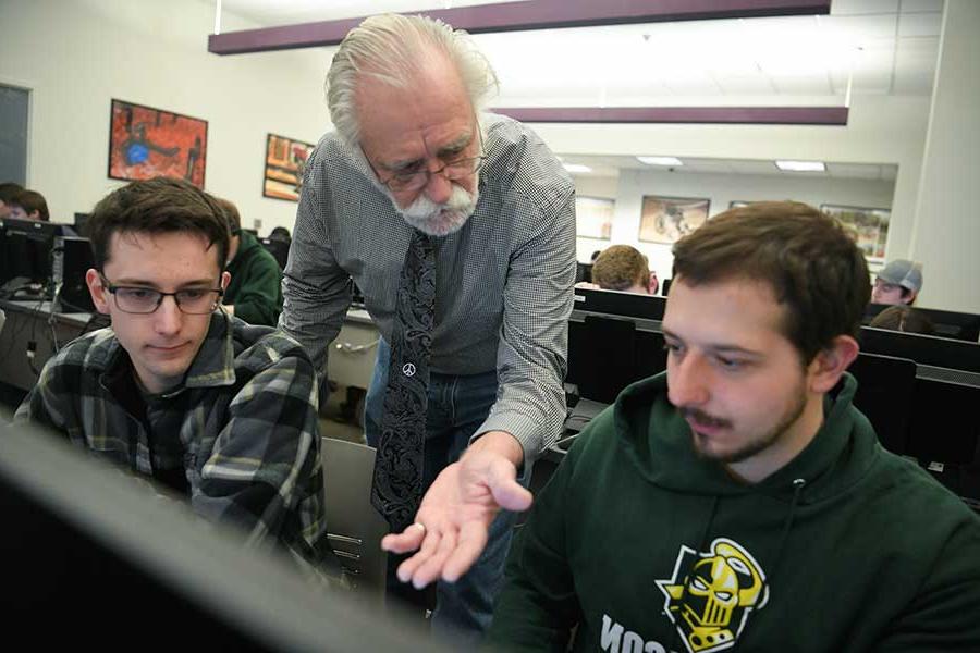 计算机实验室里的学生和教授